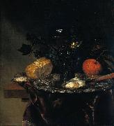 Abraham van Beijeren, Stilleven met roemer op een zilveren schaal, oesters en blauwe kaas op een donker kleed